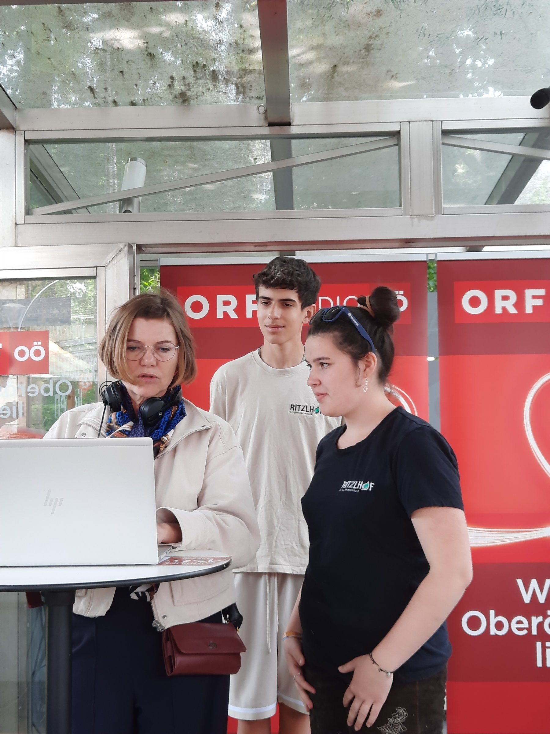 Schüler*innen binden Muttertagssträuße bei der Radiosendung Arcimboldo im Radio OÖ
