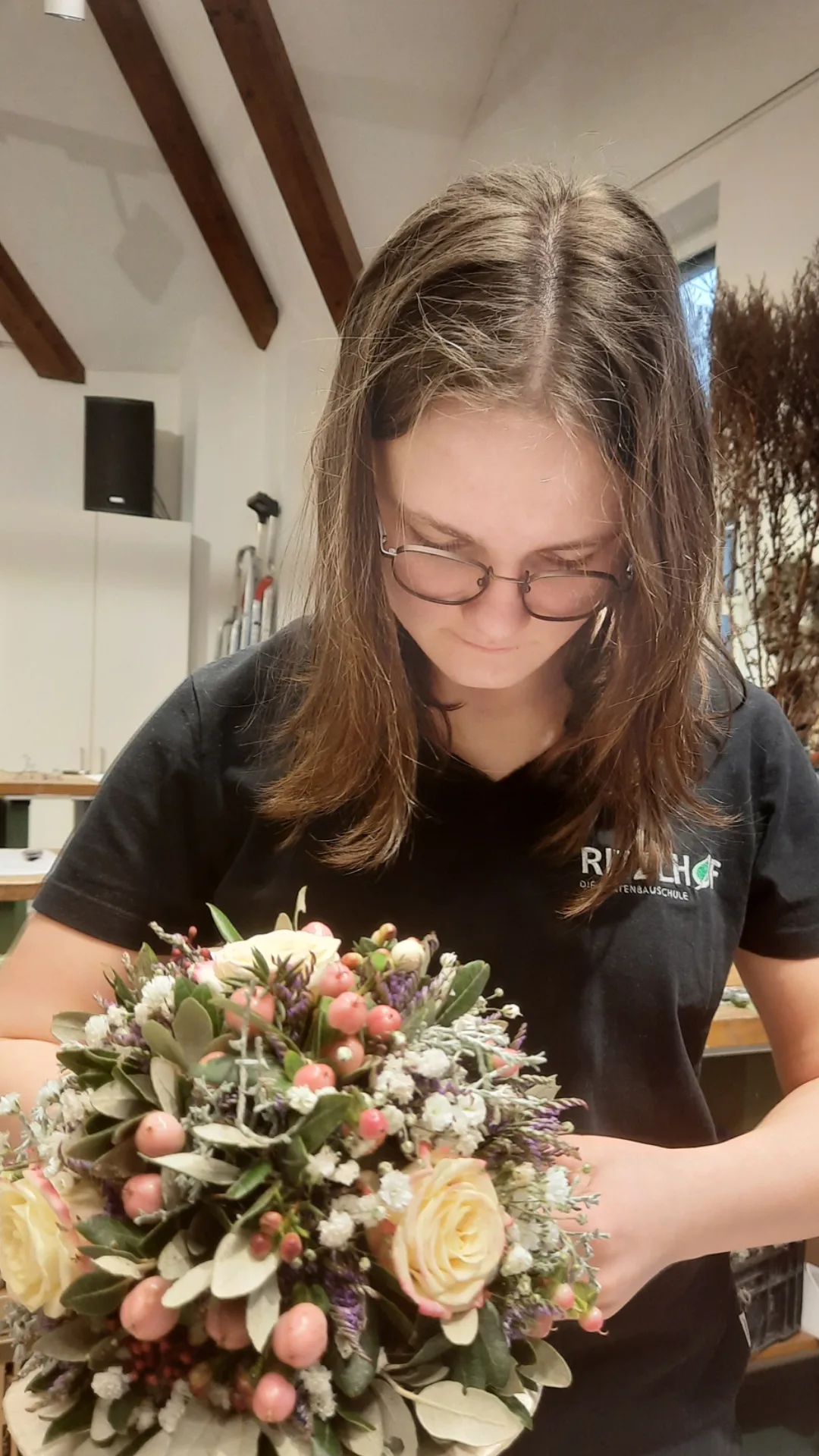 Eine Schülerin fertigt im Praxisunterricht Floristik einen Brautstrauß an