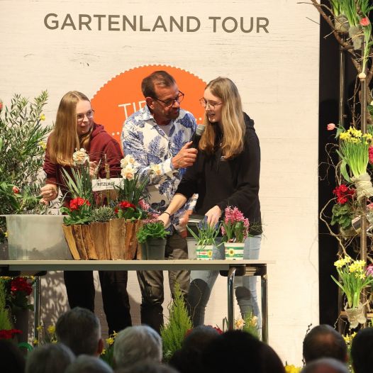 Karl Plohberger interviewt bei der Gartenland-Tour 2 Schülerinnen der Gartenbauschule Ritzlhof auf der Festbühne