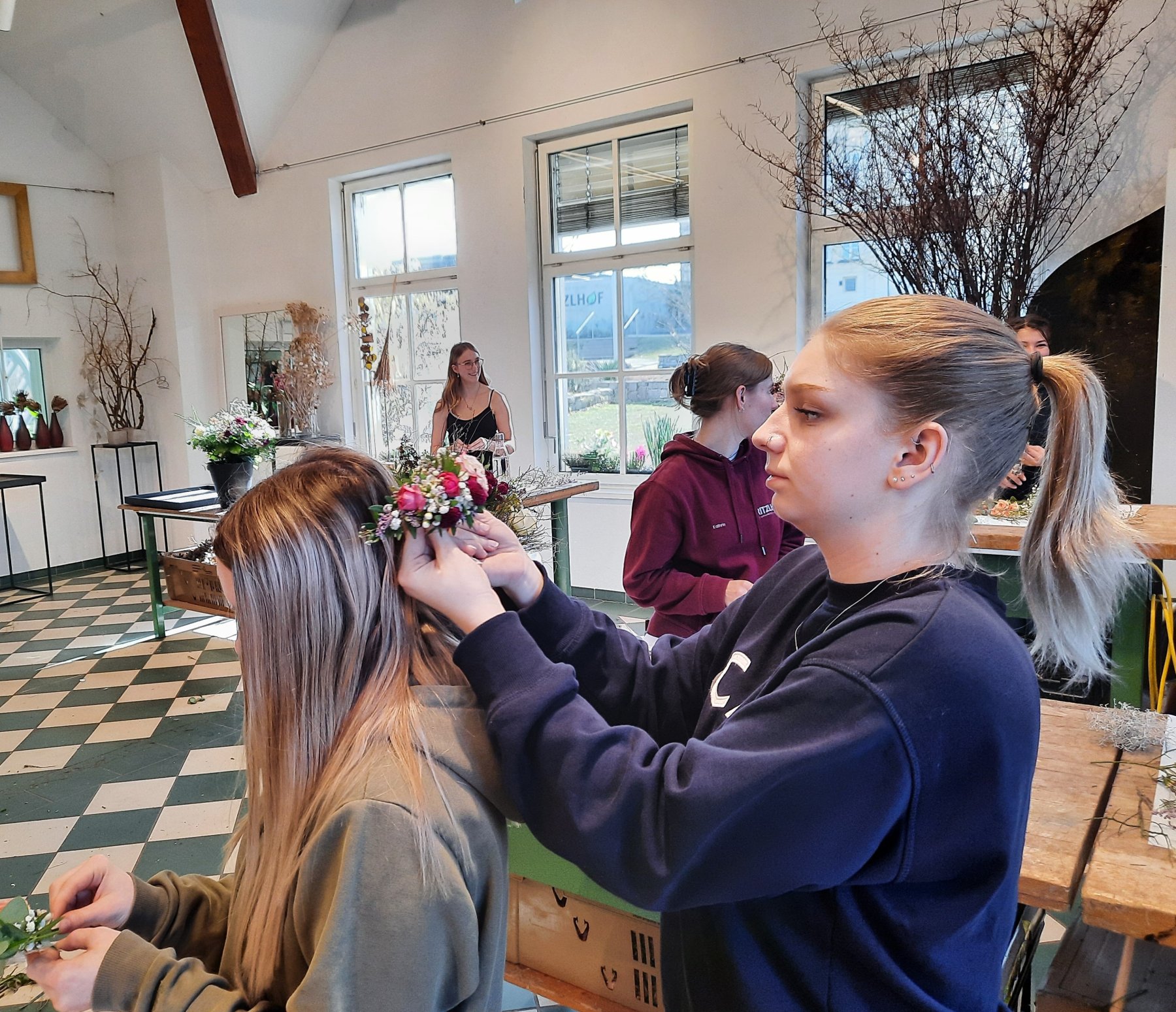 Schülerinnern beim Anprobieren des Haarschmucks