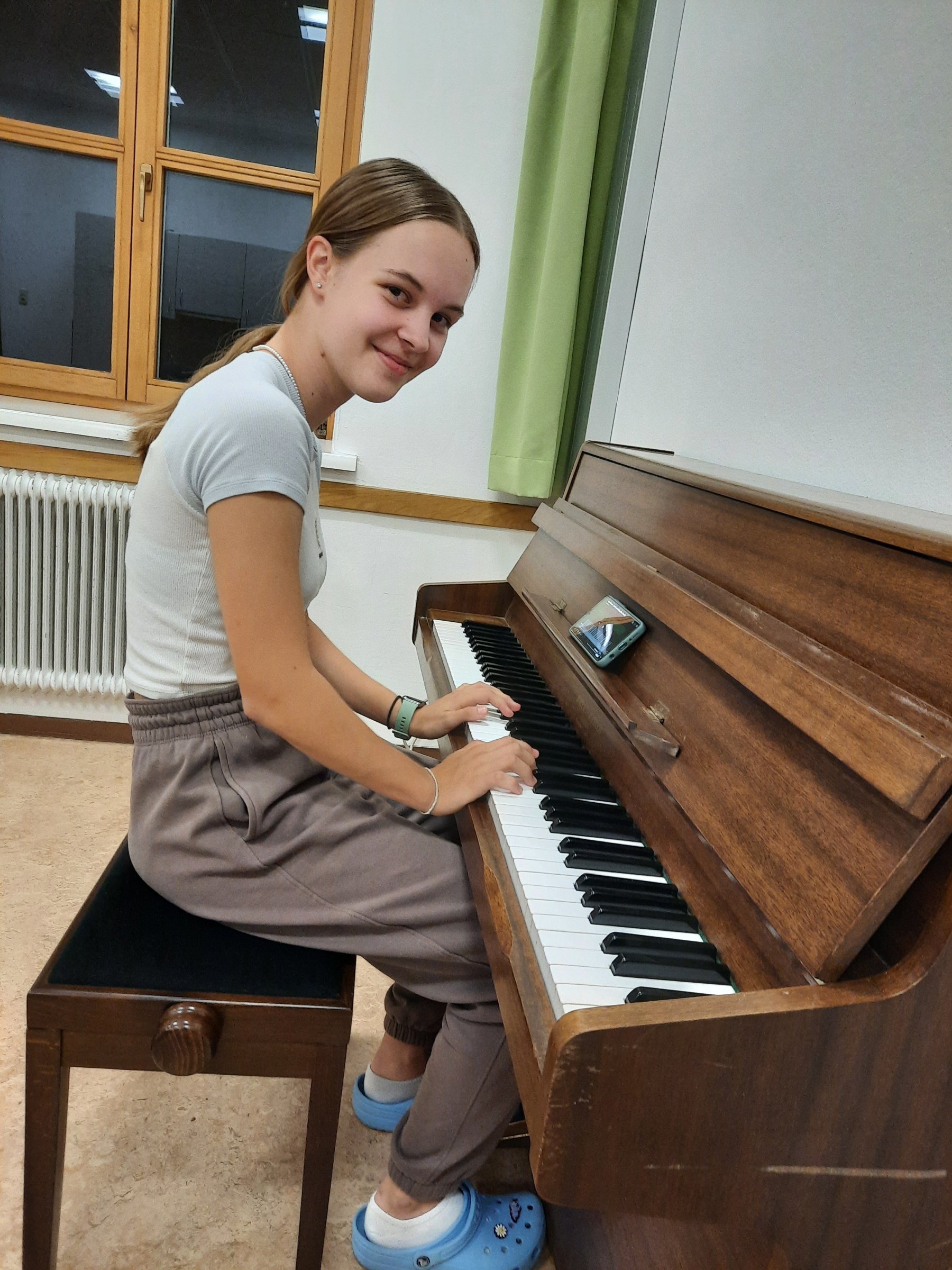 Eine Schülerin spielt im Freizeitraum am Klavier