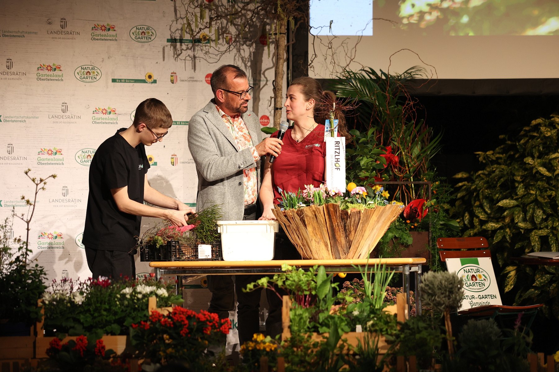 Parl Ploberger interviewt eine Schülerin der Gartenbauschule